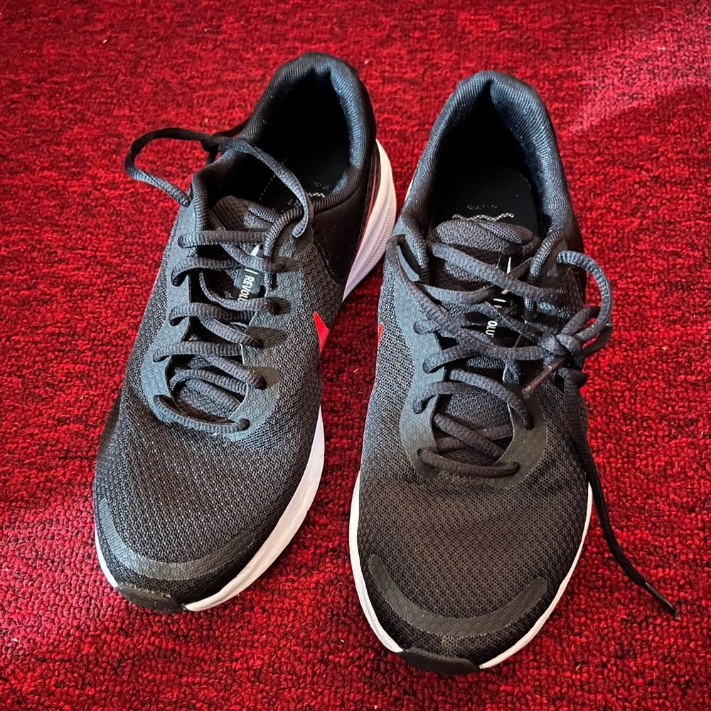 Nike Men's Black and Red Sneakers